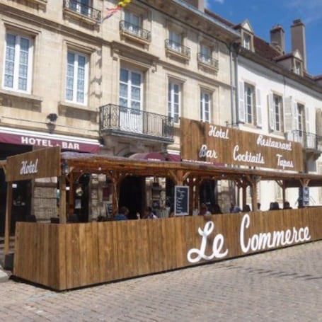 Façade de l’hébergement. Hotel du Commerce