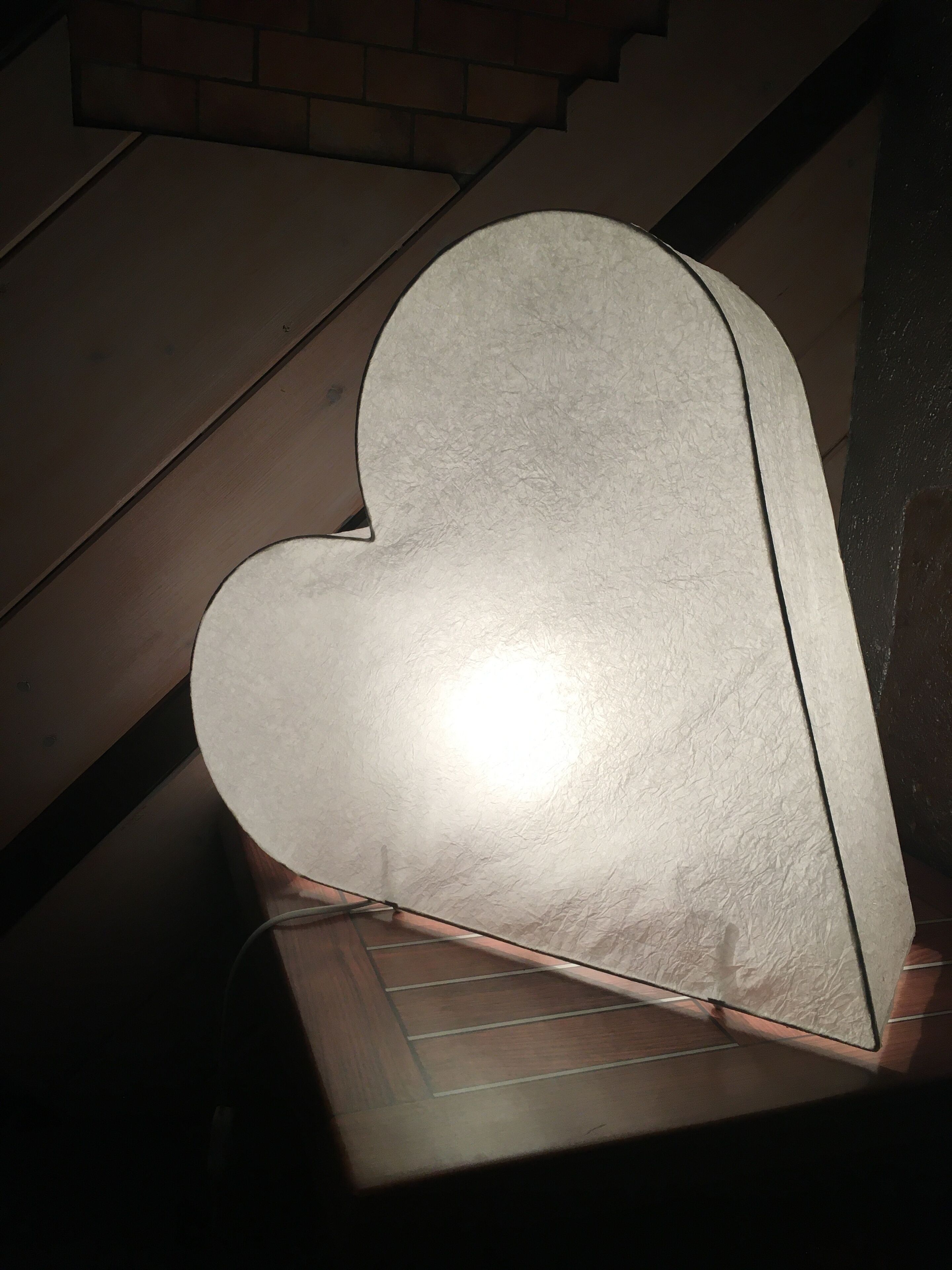 Un objeto con forma de corazón sobre una escalera.