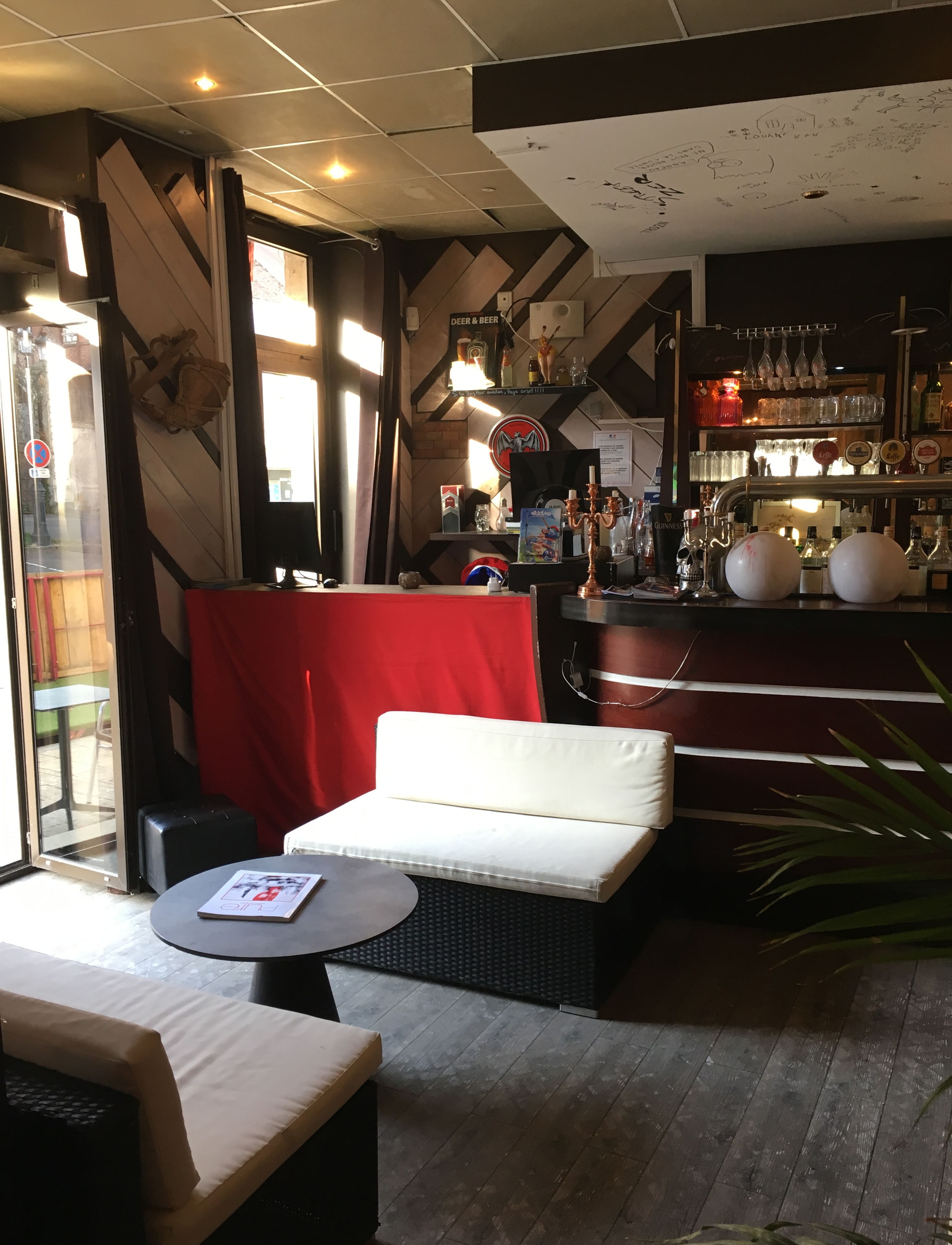 Restauration en plein air, sert le déjeuner et le dîner