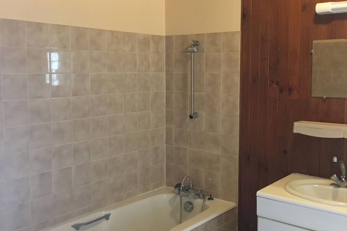 Ein Badezimmer mit Badewanne, Dusche und Waschbecken.