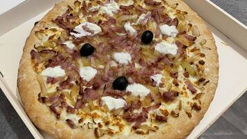 Une pizza dans une boîte en carton.