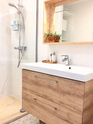 Double Room | Bathroom | Free toiletries, hair dryer, towels - Hotel du Commerce (Semur-en-Auxois)