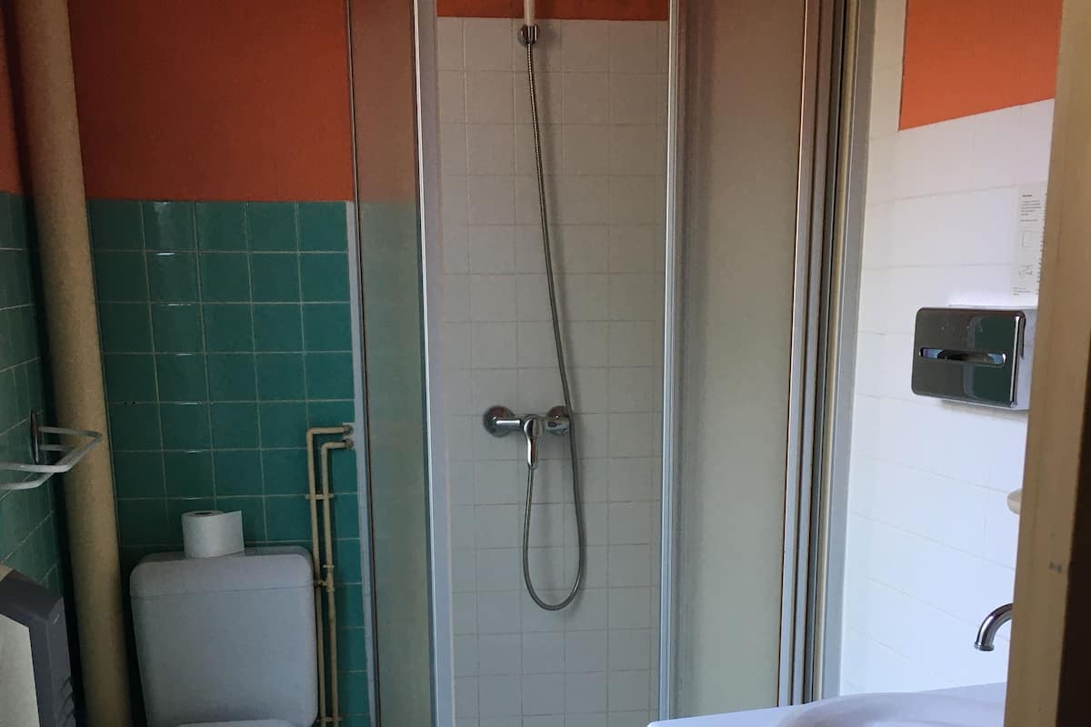 Kostenlose Toilettenartikel, Haartrockner, Handtücher