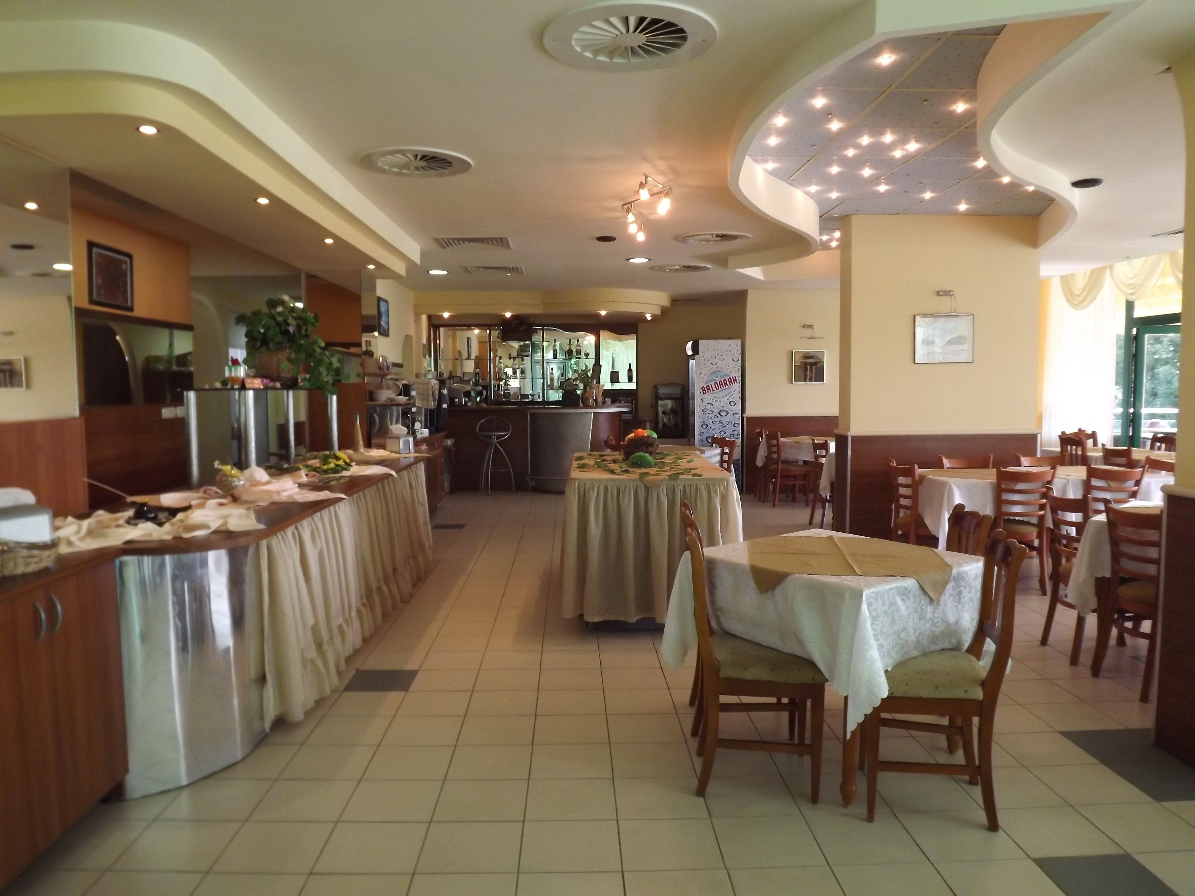 Petit déjeuner et dîner servis sur place