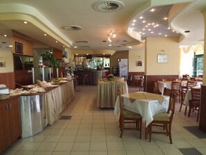 Petit déjeuner et dîner servis sur place