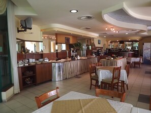 Breakfast and dinner served