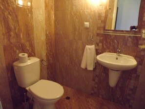 Shower, free toiletries, hair dryer, towels - Silver Hotel (Varna)