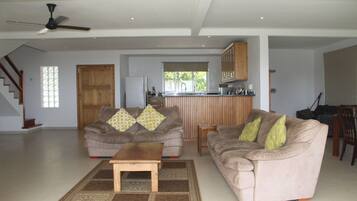 Vila Deluks, 3 kamar tidur, pemandangan samudra | Area keluarga | TV layar datar