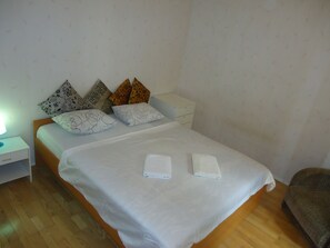 Basic-Apartment (4 persons) | 1 Schlafzimmer, hochwertige Bettwaren, Schreibtisch