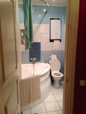 Basic-Apartment (2 persons) | Badezimmer | Kostenlose Toilettenartikel, Handtücher