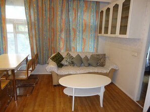 Basic-Apartment (4 persons) | Wohnbereich