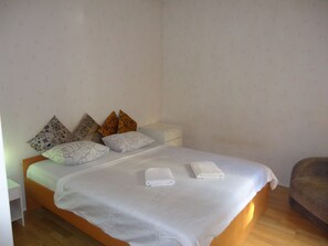 Apartemen Basic (4 persons) | 1 kamar tidur, seprai premium, meja kerja, dan setrika/meja setrika