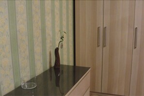 Apartemen Basic, 2 kamar tidur (4 persons) | 1 kamar tidur, seprai premium, meja kerja, dan setrika/meja setrika