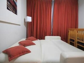 Apartamento estándar, varias camas | Tabla de planchar con plancha y wifi gratis