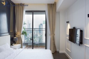 Penthouse de lujo, balcón, vista al río | Decoración personalizada, muebles diferentes y escritorio 
