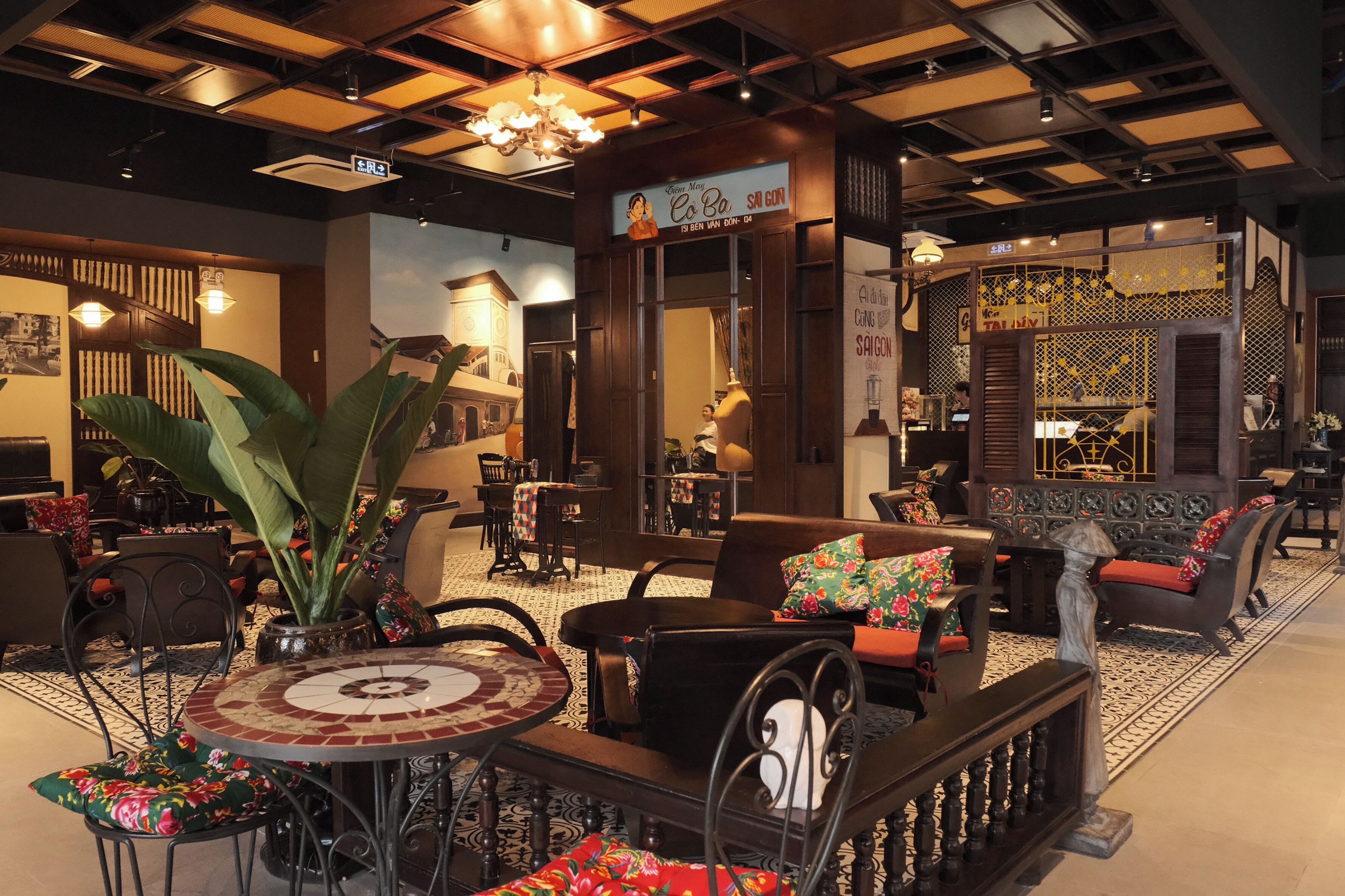 Un intérieur de style traditionnel comprenant un coin repas, des espaces aménagés pour s’asseoir et une entrée décorative.