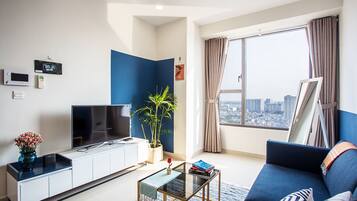 1 bedroom, individually decorated, individually furnished, desk