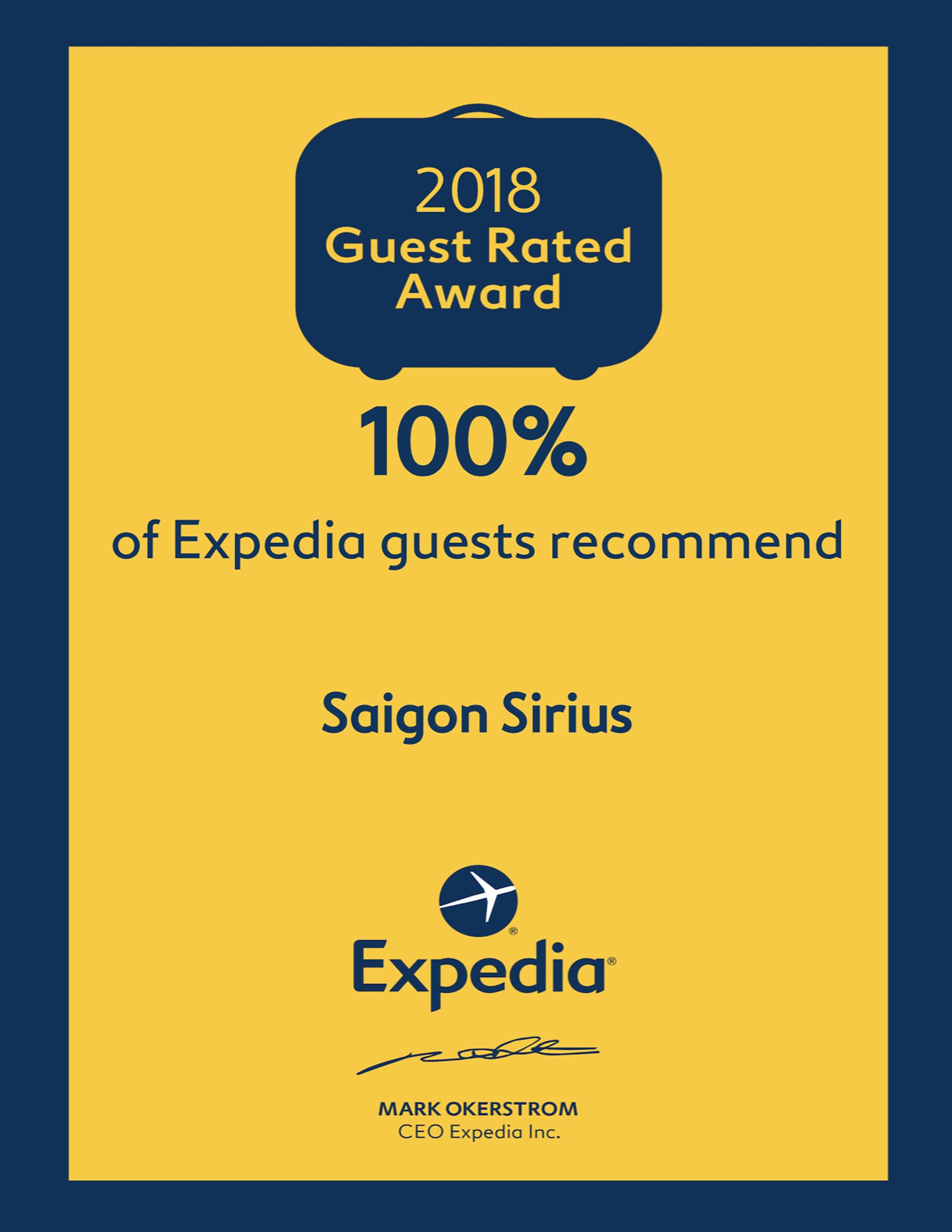 Certificat d'award groc i blau per Saigon Sirius, que indica que el 100% dels clients d'Expedia el recomanen, signat per Mark Okerstrom, conseller delegat d'Expedia Inc.