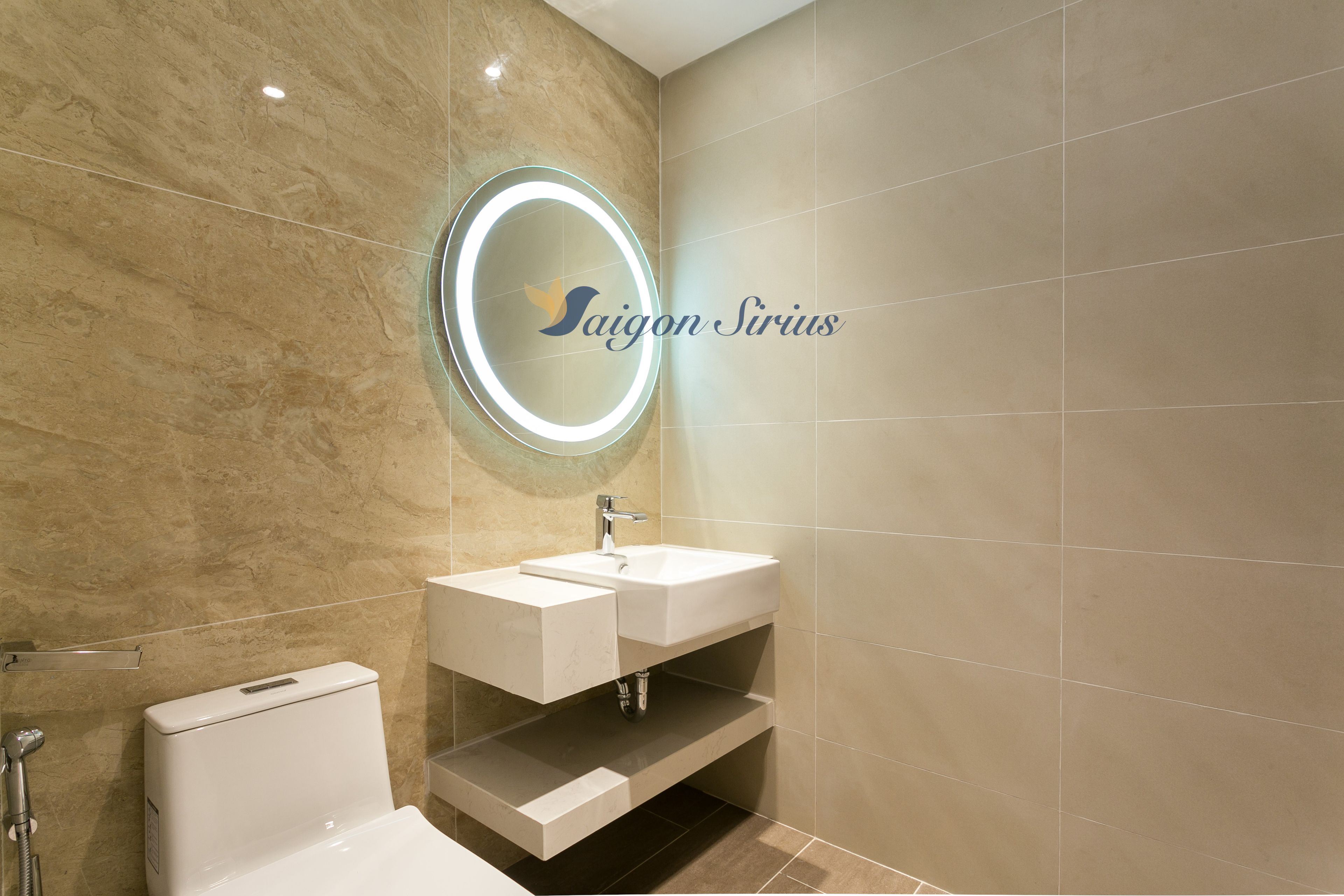 Une salle de bain moderne avec des toilettes, un lavabo et un miroir.