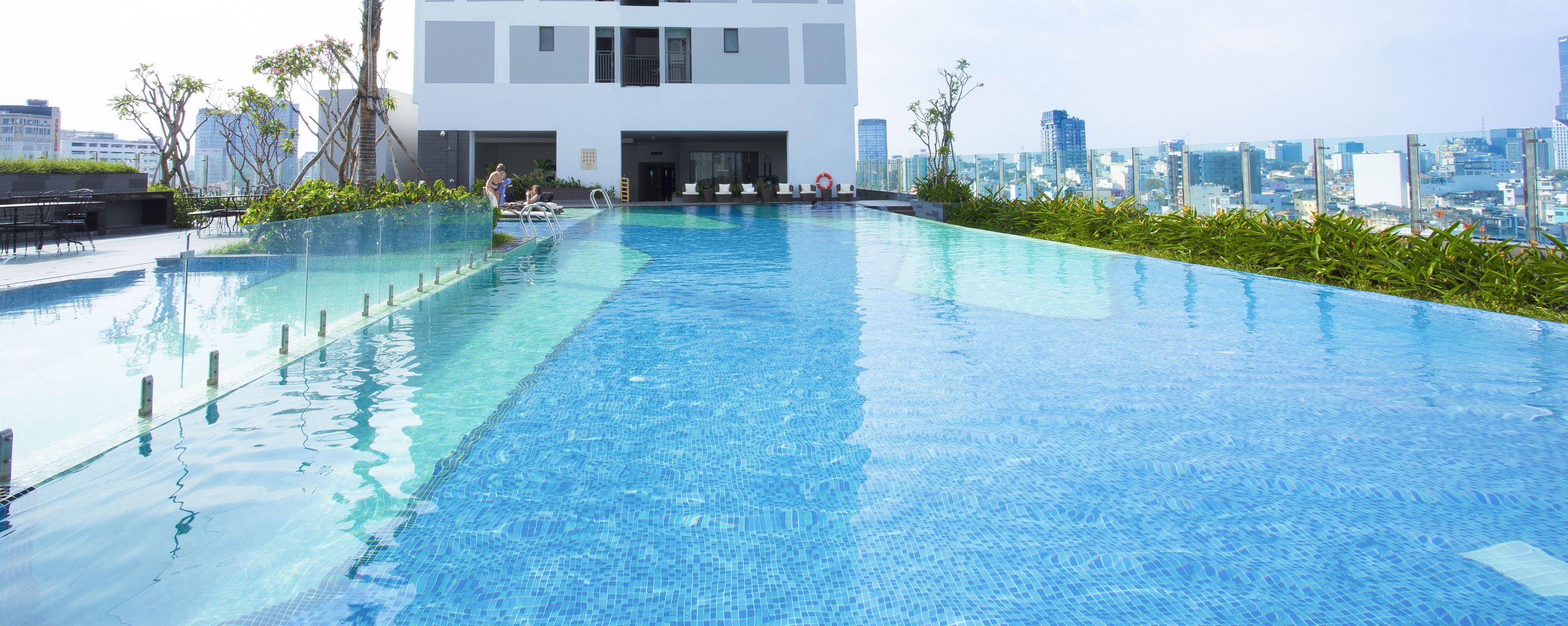 Piscina externa, espreguiçadeiras