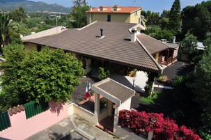 住宿正面 - 傍晚/夜晚