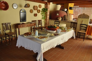 Esmorzar diari d'estil bufet gratuït