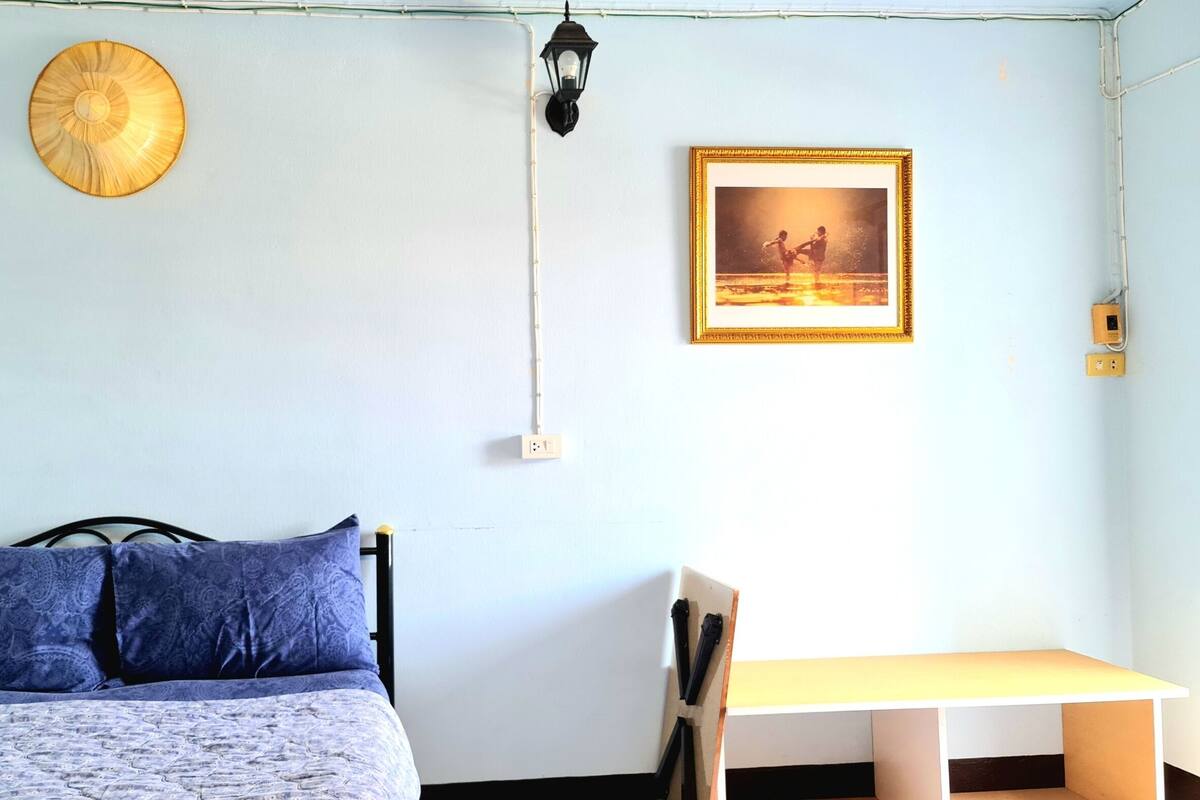 Blackout curtains, free WiFi, bed sheets