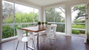 Ferienhaus, 4 Schlafzimmer | Essbereich im Zimmer
