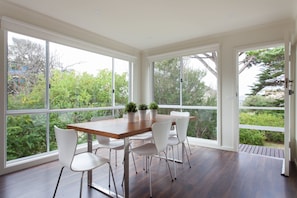 House, 4 Bedrooms | In-room dining