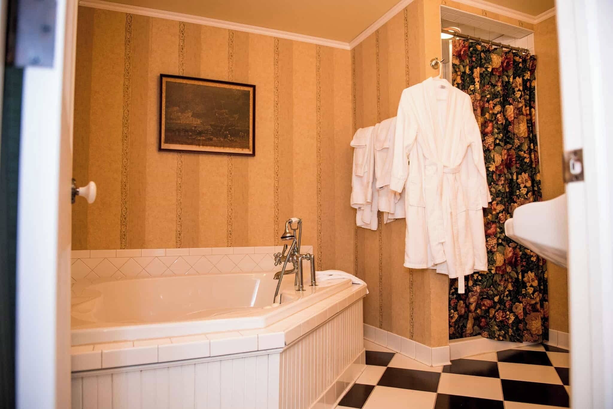 Grand Room, 1 King Bed | Bathroom | Shower, hair dryer, towels, soap