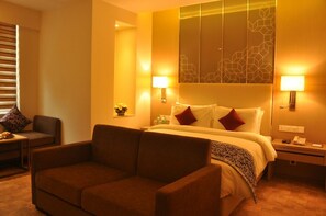 Desk, free WiFi, bed sheets - Days Hotel by Wyndham Jaipur Tonk Road (Jaipur)