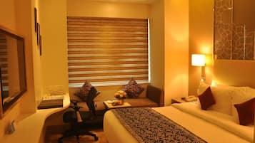Escritorio, wifi gratis y ropa de cama