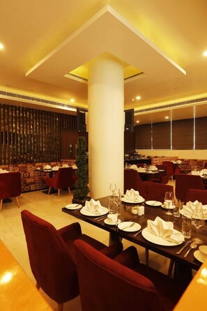 Breakfast, lunch, dinner served; international cuisine  - Days Hotel by Wyndham Jaipur Tonk Road (Jaipur)