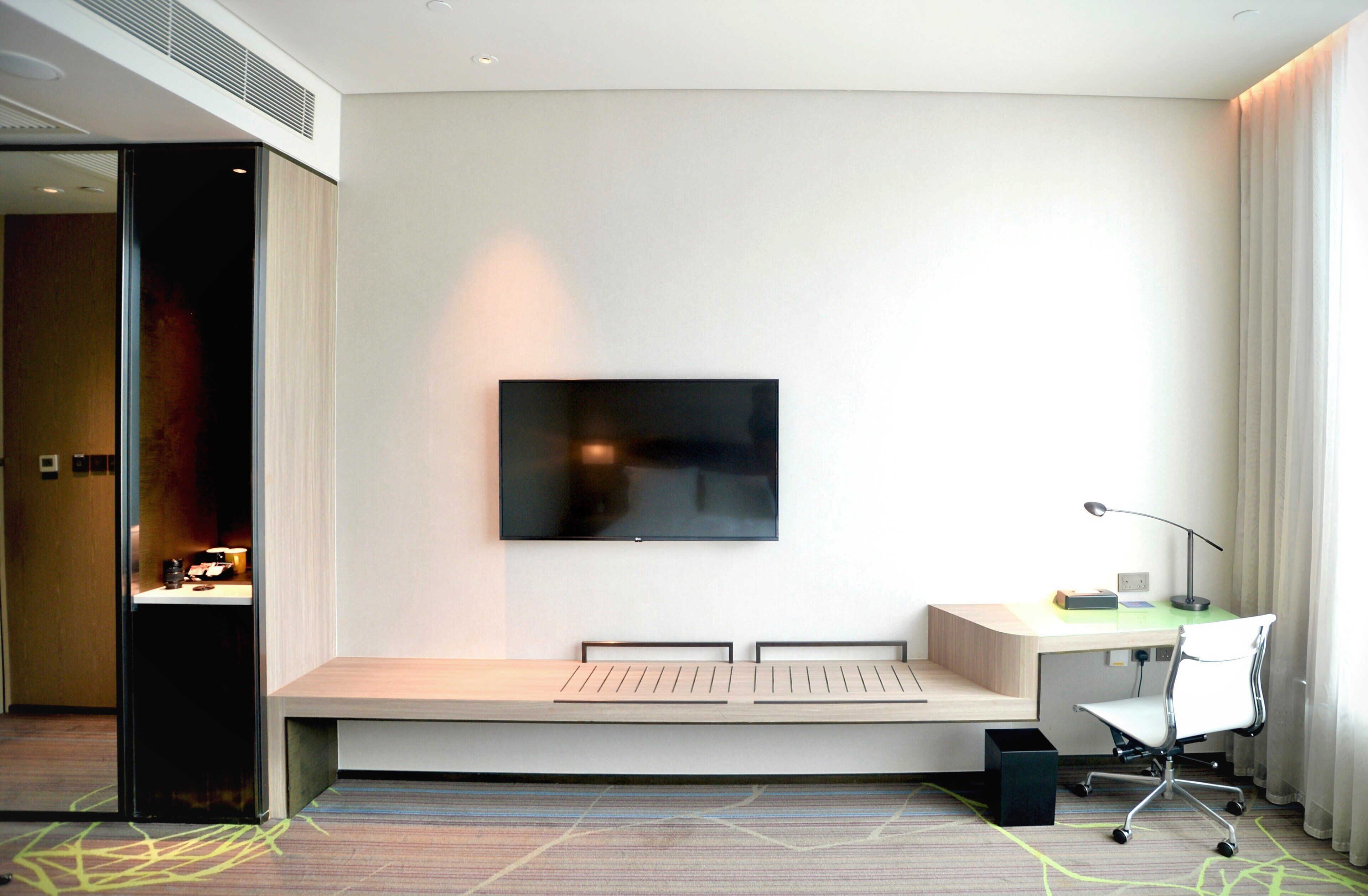 standard room, 1 queen bed (extra floor space) | 1 bedroom, in-room safe, desk, laptop workspace