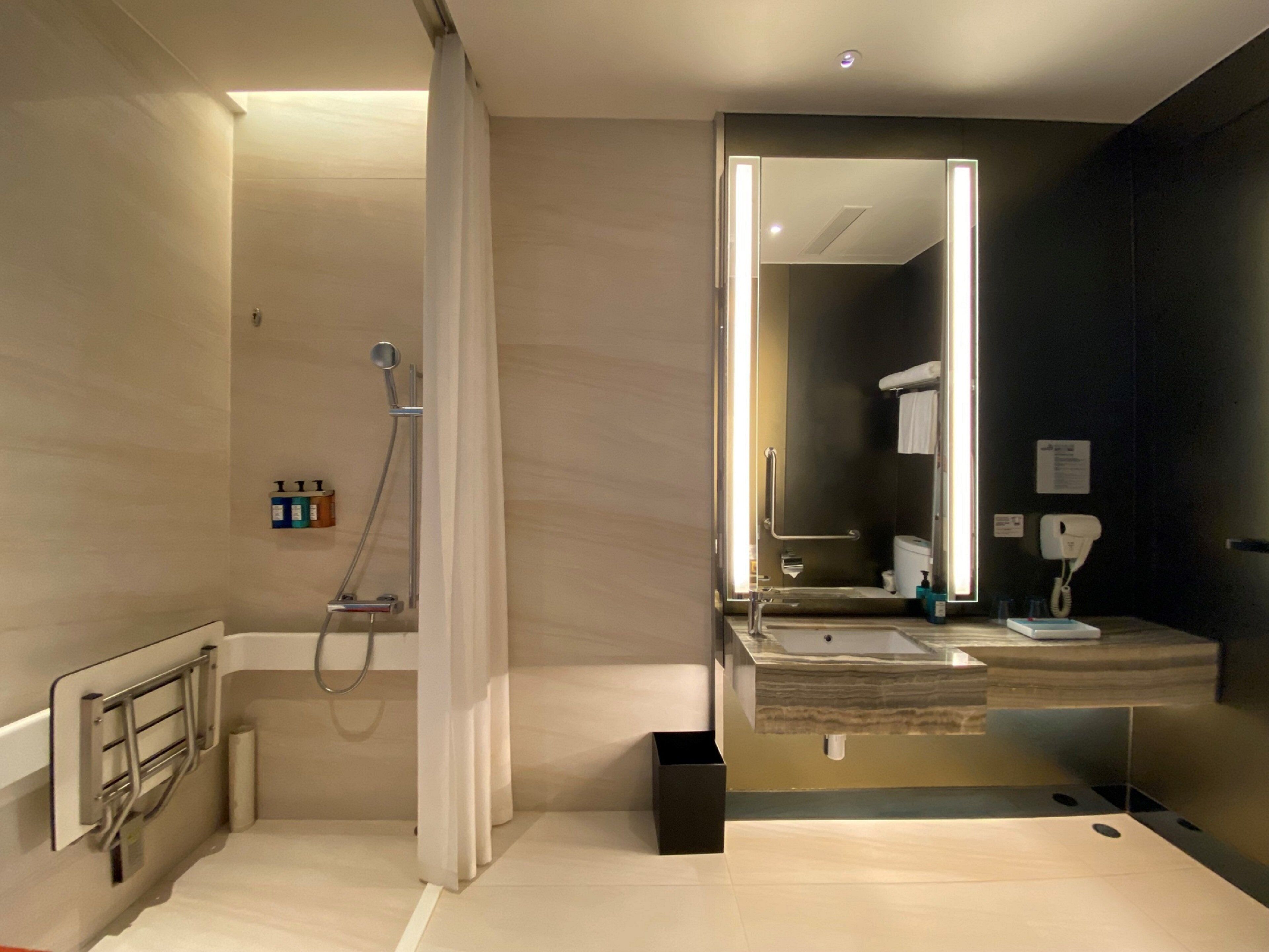 standard room, 1 queen bed, accessible | 1 bedroom, in-room safe, desk, laptop workspace