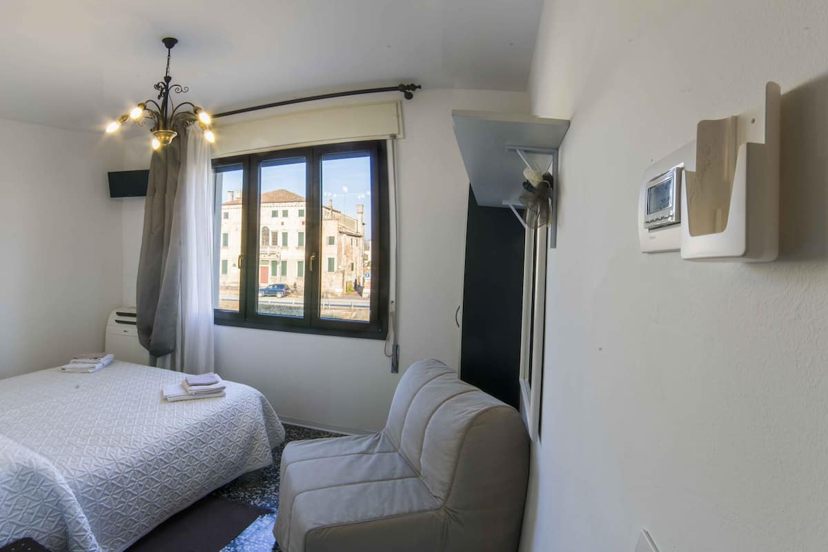 Triple Room, Non Smoking | Down duvets, individually decorated, individually furnished