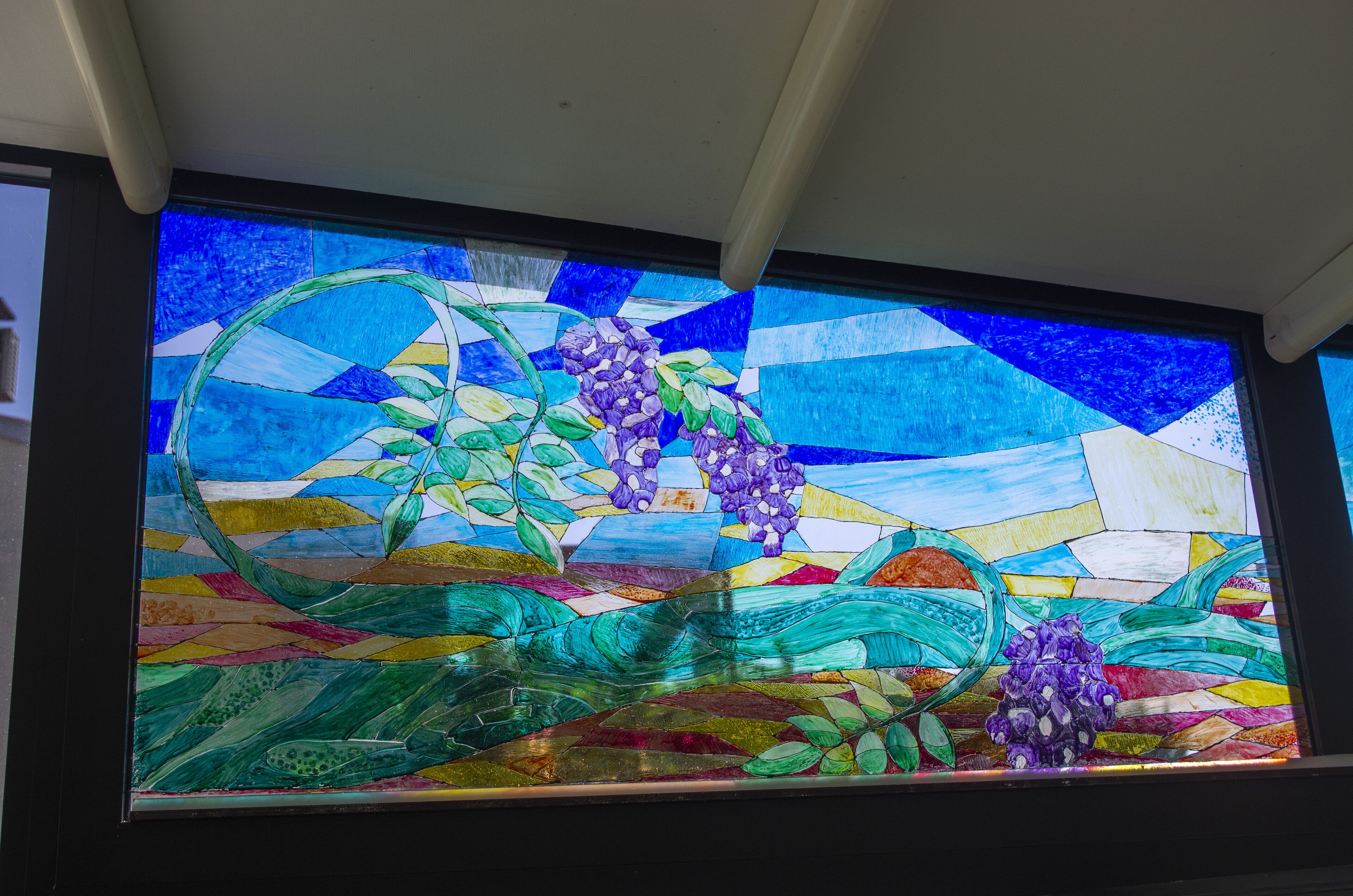 Una ventana de vitral con diseño floral.
