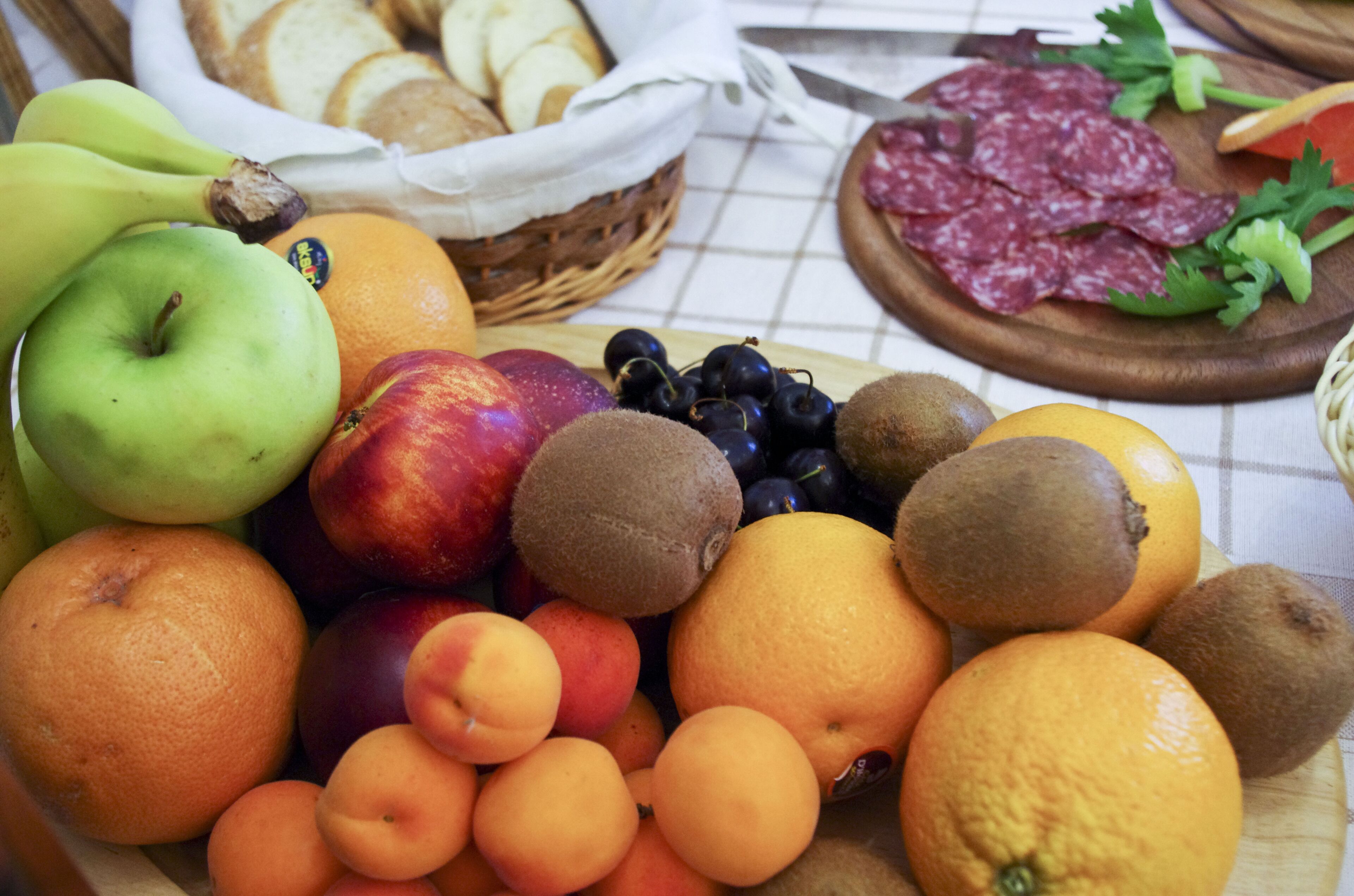 Eine Auswahl an Obst und Brot auf einem Tisch.