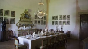 A formal dining room with a long table set for a meal, surrounded by chairs. - B&b dai Carari (Mira)