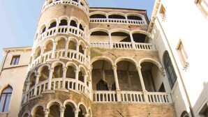 A historic building with multiple balconies and arches, featuring a central staircase and a fountain in the courtyard. - B&b dai Carari (Mira)