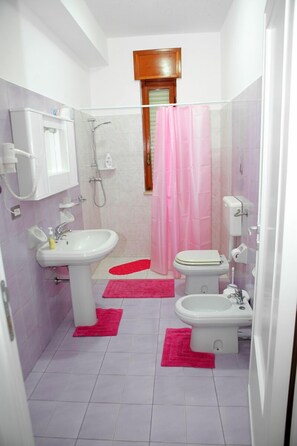 Regadera, regadera tipo lluvia, amenidades de baño gratuitas, batas 