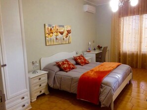 Ropa de cama de alta calidad, escritorio y wifi gratis 