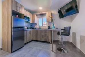 In-room safe, laptop workspace, iron/ironing board, free WiFi