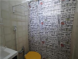 Habitación estándar, 1 habitación | Baño | Regadera y toallas 