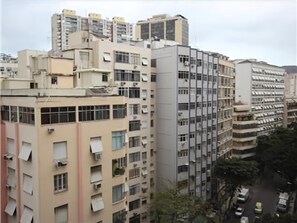 Un immeuble résidentiel à plusieurs étages, doté de balcons et de climatiseurs.