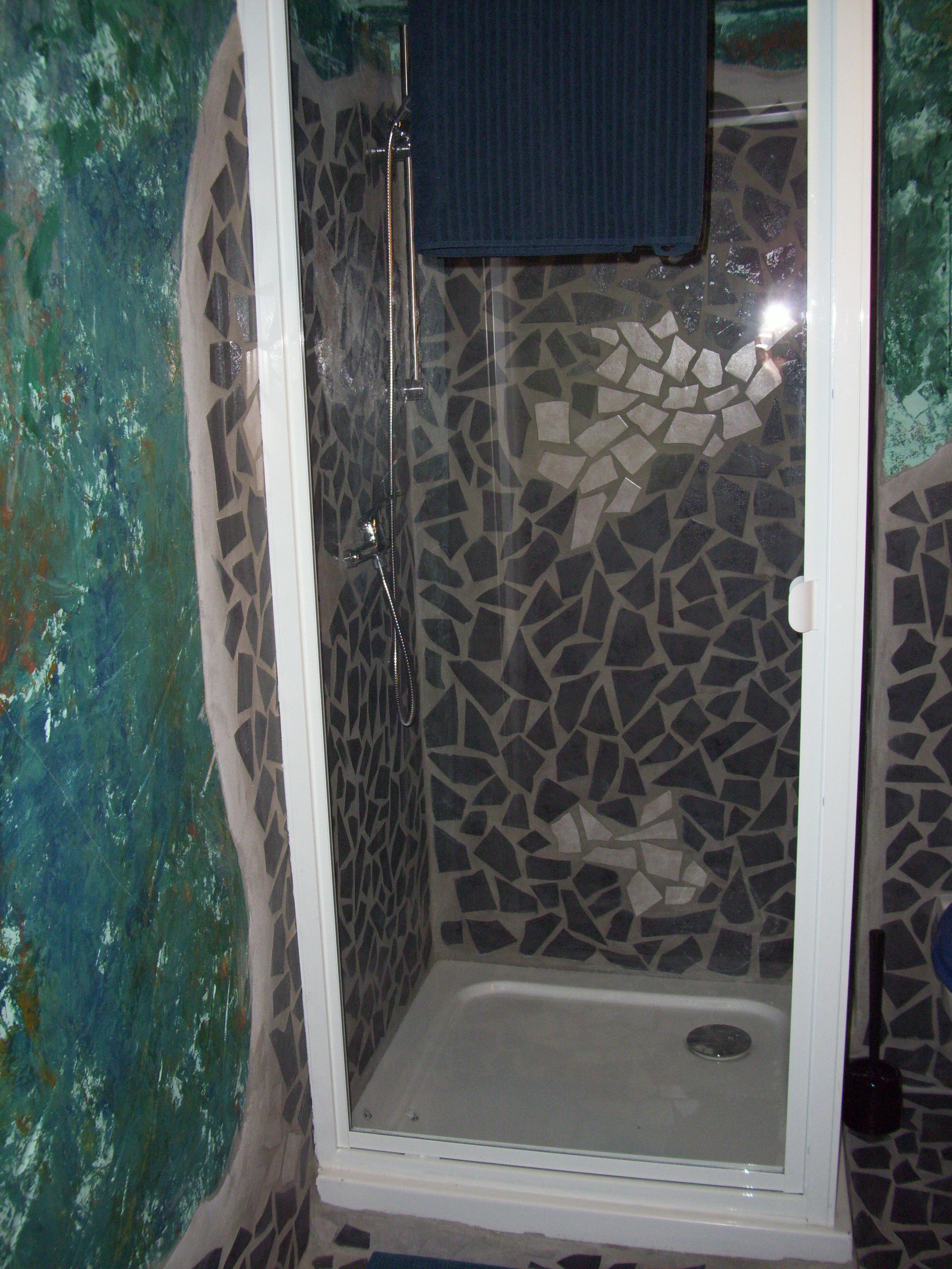 single room | bathroom shower