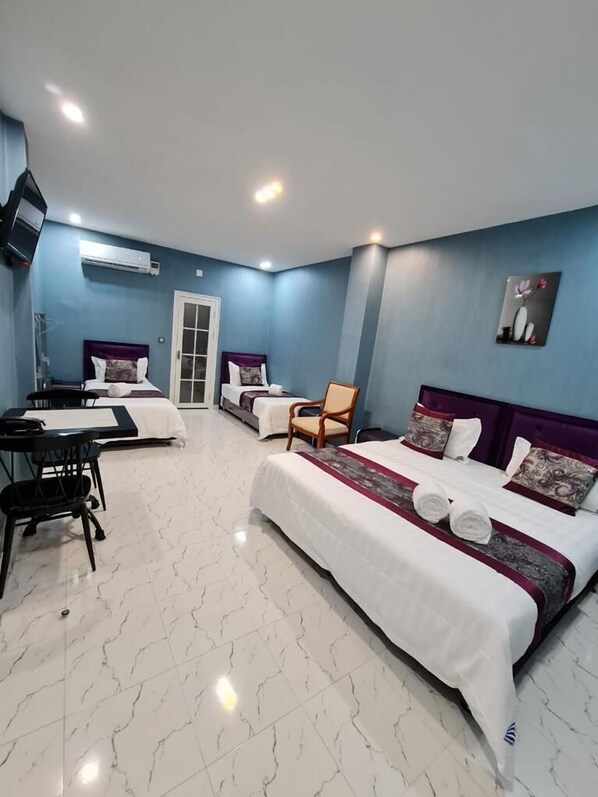 ميني بار ومكتب وتجهيزات عازلة للصوت ومكواة/لوح كي