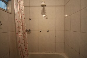 Standaard kamer, 2 slaapkamers | Badkamer | Een douche, handdoeken