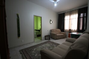 Quarto standard, 2 quartos | Sala de estar | TV