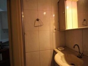 Buồng tắm vòi sen, khăn tắm 